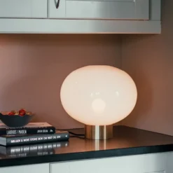 BORDLAMPE 4169 SMALL HVIT MATT M. SORT SOKKEL
