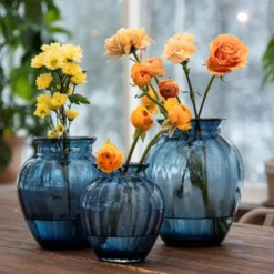 EMILY VASE 23 CM BLÅ OPTIKK