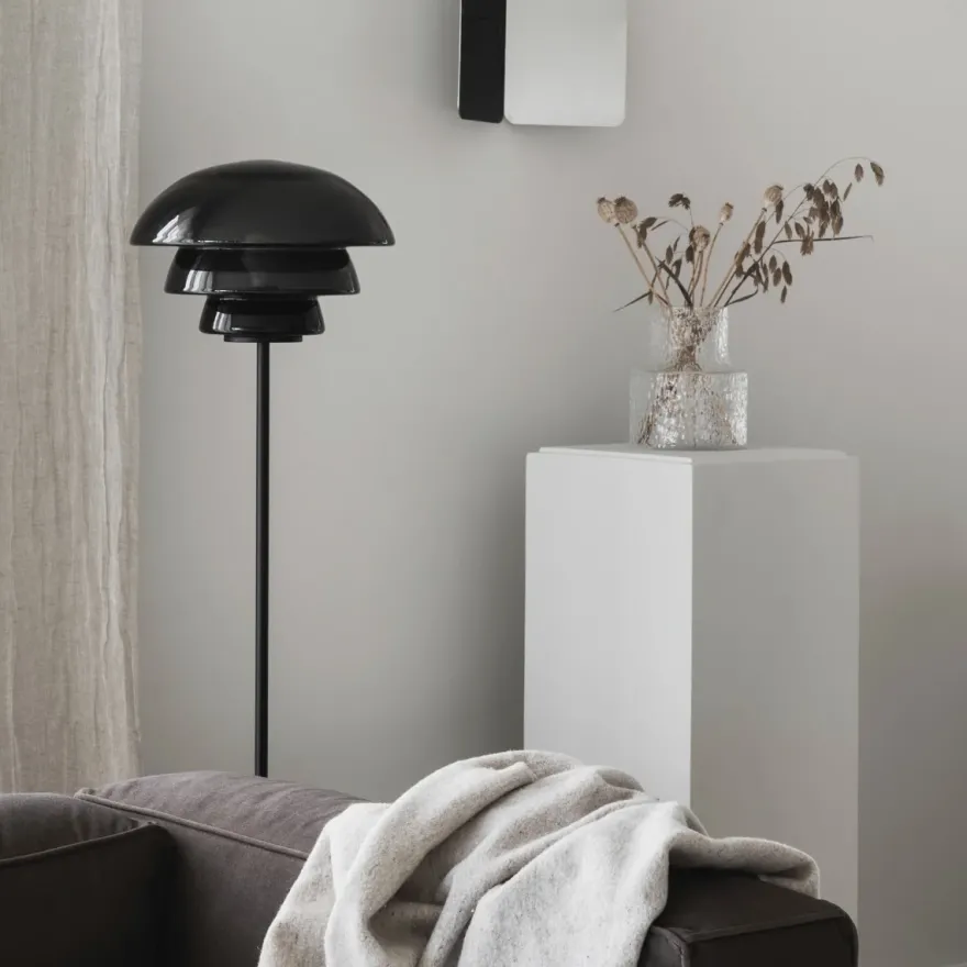 GULVLAMPE 4006 RØKGRÅ MED SORT METALLFOT
