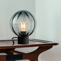 KRYSTALLKULE BORDLAMPE OPTIKK RØKGRÅ M. SORT SOKKEL