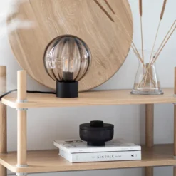 KRYSTALLKULE BORDLAMPE OPTIKK KAKAO M. SORT SOKKEL