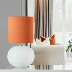 SENJA BORDLAMPE HVIT M. MESSING ARMATUR, GUL 30*30 SKJERM