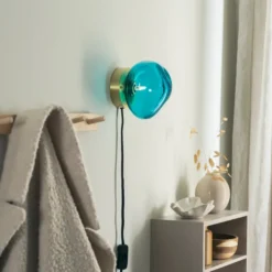 VEGGLAMPE BLÅGRØNN MED INNFELDT MESSING OPPHENG