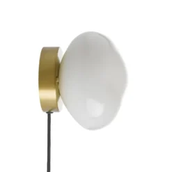 VEGGLAMPE HVIT MED UTVENDIG MESSING OPPHENG