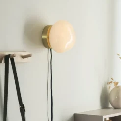VEGGLAMPE HVIT MED UTVENDIG MESSING OPPHENG