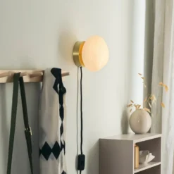 VEGGLAMPE HVIT MED UTVENDIG MESSING OPPHENG
