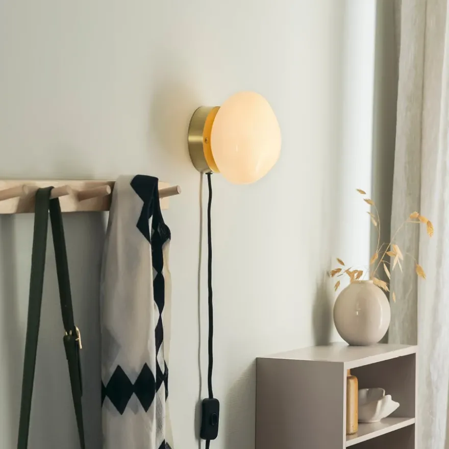 VEGGLAMPE HVIT MED UTVENDIG MESSING OPPHENG