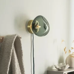 VEGGLAMPE LYS RØKGRÅ MED INNFELDT MESSING OPPHENG