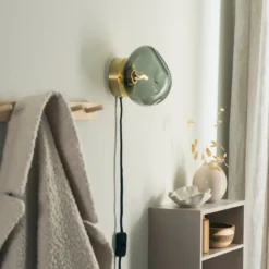 VEGGLAMPE LYS RØKGRÅ MED INNFELDT MESSING OPPHENG