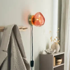 VEGGLAMPE MORGENRØD MED INNFELDT MESSING OPPHENG