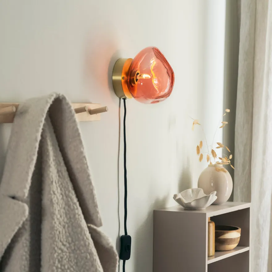 VEGGLAMPE MORGENRØD MED UTVENDIG MESSING OPPHENG