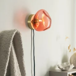 VEGGLAMPE MORGENRØD MED UTVENDIG MESSING OPPHENG