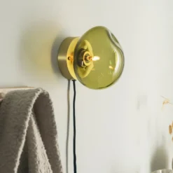 VEGGLAMPE OLIVEN MED INNFELDT MESSING OPPHENG