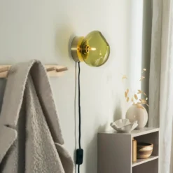 VEGGLAMPE OLIVEN MED UTVENDIG MESSING OPPHENG